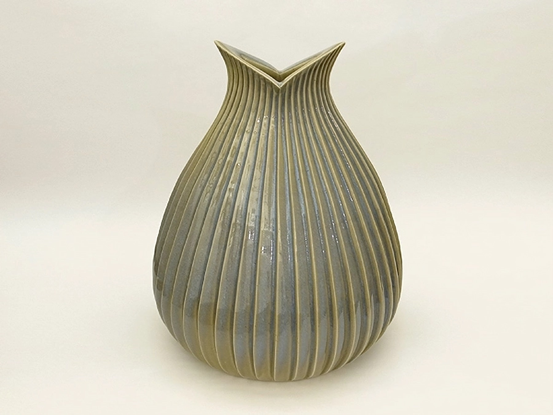 釋永 由紀夫《澱青鎬花入》越中瀬戸焼 W31.6 × D29.5 × H37.6 cm